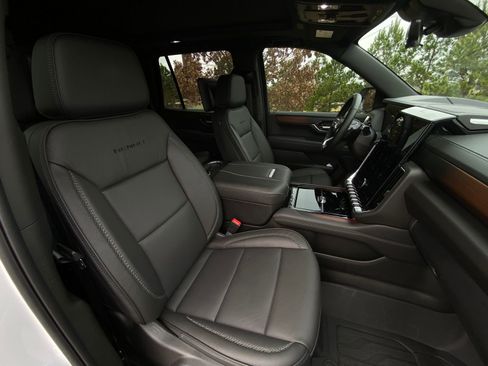 Used 2025 GMC Yukon Denali w/ Denali Reserve Package image 14