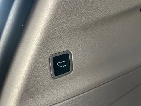 Used 2020 Chrysler Pacifica Touring-L image 17