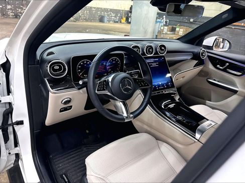 Used 2025 Mercedes-Benz GLC 300 image 16
