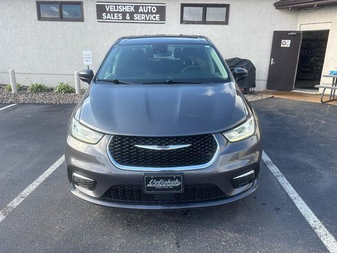 Used 2023 Chrysler Pacifica Touring-L AWD/4WD image 8