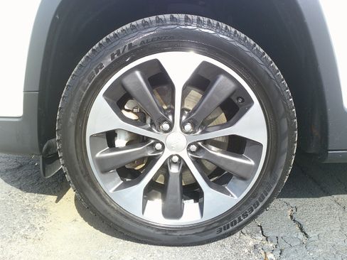 Used 2022 Jeep Cherokee Limited w/ Elite Package image 13