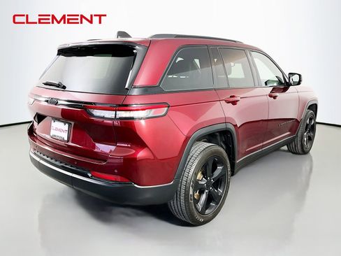 Used 2023 Jeep Grand Cherokee Altitude AWD/4WD image 7