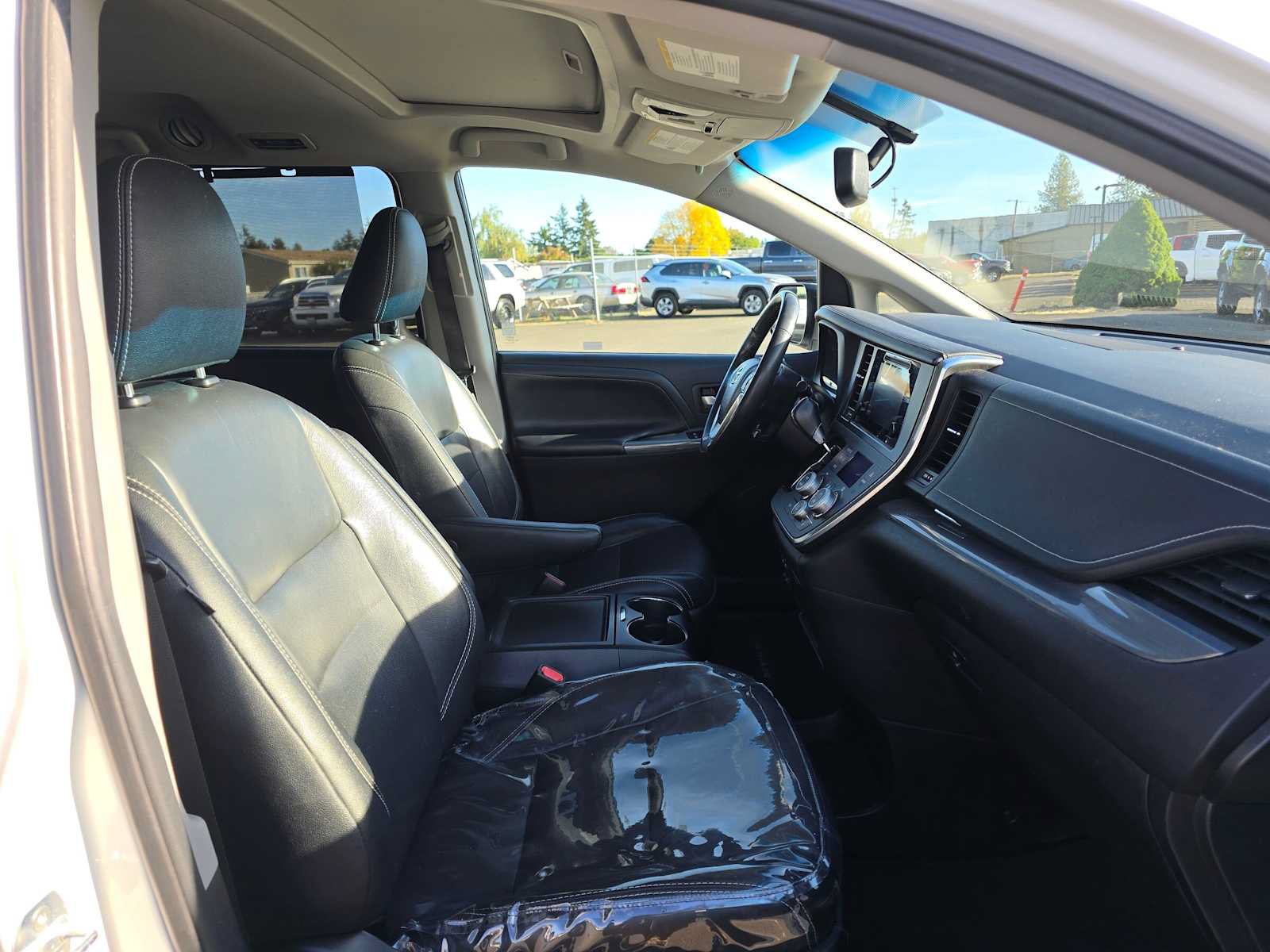 Used 2016 Toyota Sienna SE w/ SE Preferred Package FWD image 11