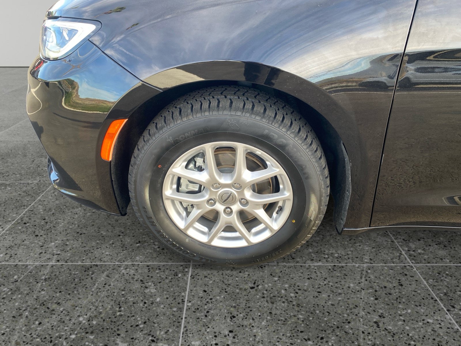 Used 2024 Chrysler Pacifica Touring FWD image 14