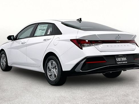 Used 2026 Hyundai Elantra SE FWD image 4