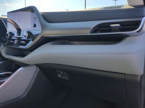 New 2026 Toyota Highlander Limited image 24