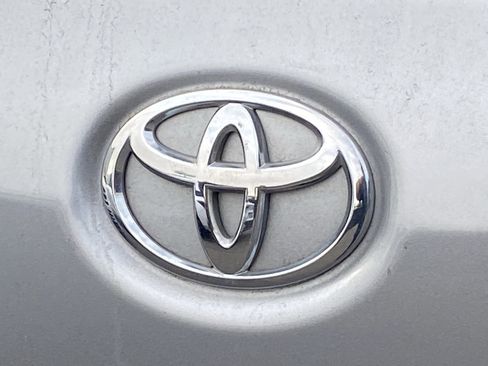 Used 2013 Toyota Sienna LE w/ Towing Pkg image 4