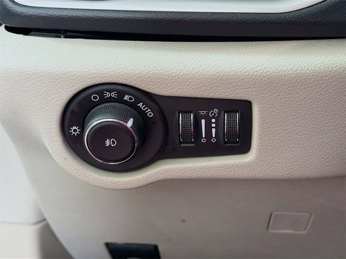 Used 2017 Chrysler Pacifica Touring-L image 11