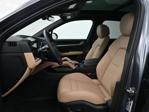 Certified 2026 Porsche Cayenne AWD/4WD image 5