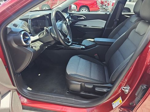 Used 2025 Chevrolet Trax LT w/ LT Convenience Package FWD image 13
