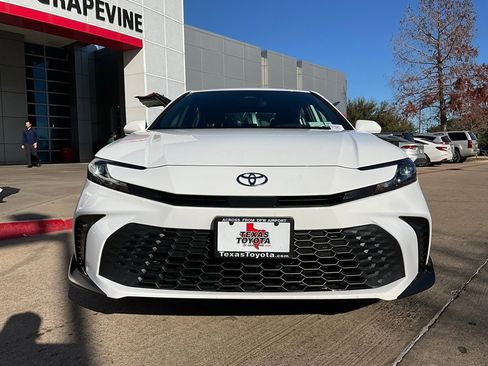 Used 2025 Toyota Camry SE image 4