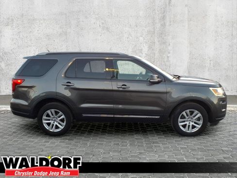 Used 2018 Ford Explorer XLT image 2