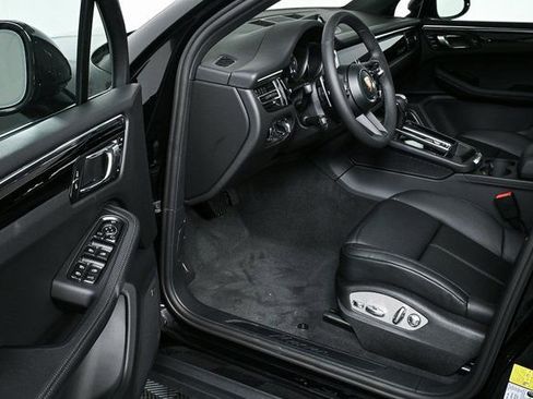 Certified 2025 Porsche Macan image 8