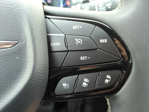 Used 2025 Chrysler Pacifica Limited FWD image 45