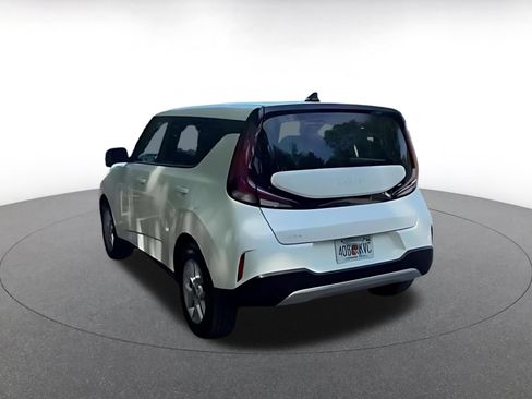Used 2025 Kia Soul LX w/ LX Technology Package FWD image 16