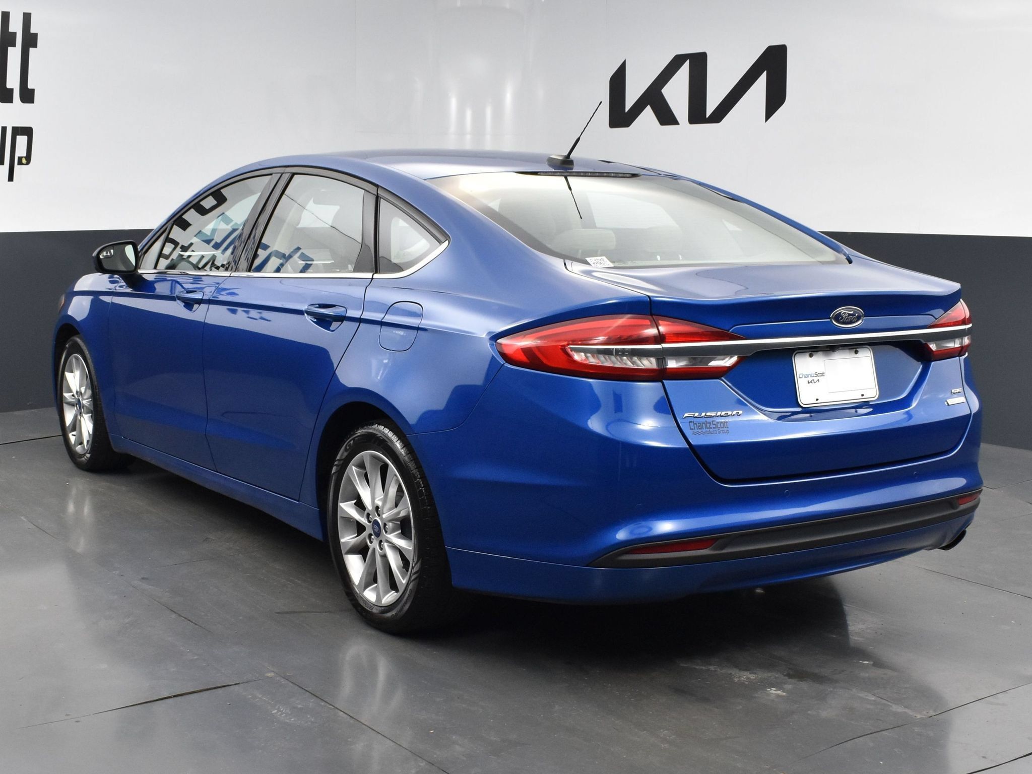 Used 2017 Ford Fusion SE w/ Fusion SE Technology Package FWD image 4