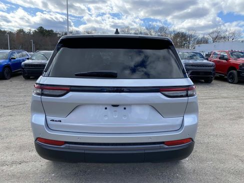 New 2026 Jeep Grand Cherokee Altitude image 4