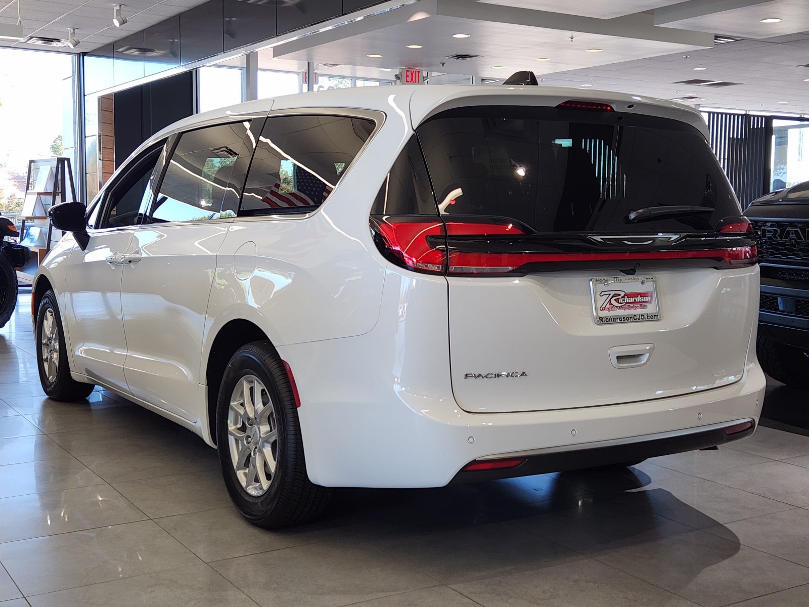New 2027 Chrysler Pacifica Select FWD image 3