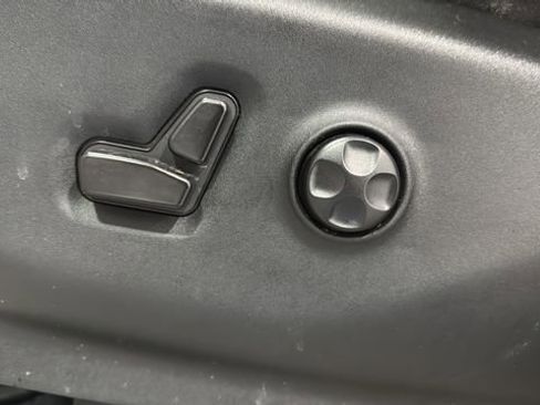 Used 2024 Chrysler Pacifica Touring-L image 23