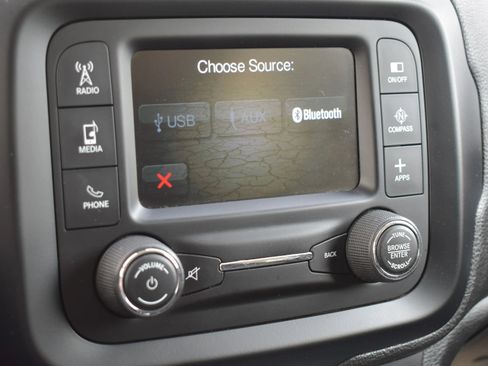 Used 2017 Jeep Renegade Latitude FWD image 26