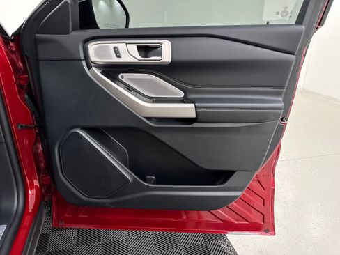 Used 2024 Ford Explorer Limited w/ Limited Technology Package RWD image 34
