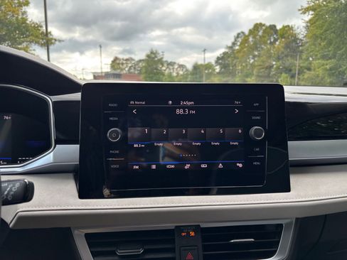 Used 2025 Volkswagen Taos SE image 21