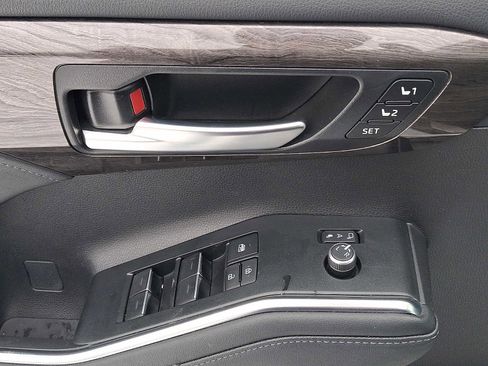 Used 2024 Toyota Highlander Platinum image 12