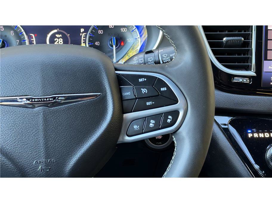 Used 2025 Chrysler Pacifica Select FWD image 38
