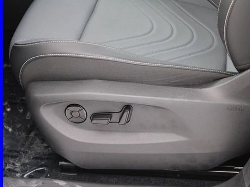 Used 2025 Volkswagen Tiguan SE image 15