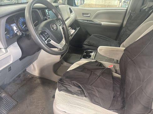 Used 2018 Toyota Sienna LE image 17