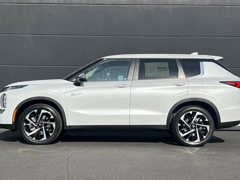 New 2025 Mitsubishi Outlander SE image 8