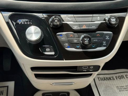Used 2017 Chrysler Pacifica Touring-L w/ Tire & Wheel Group FWD image 34