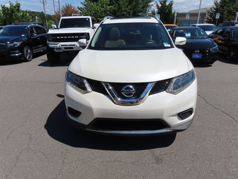 Used 2016 Nissan Rogue SV w/ SV Premium Package AWD/4WD image 2