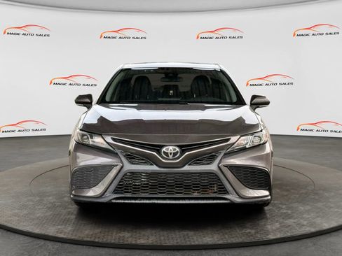 Used 2022 Toyota Camry SE FWD image 3