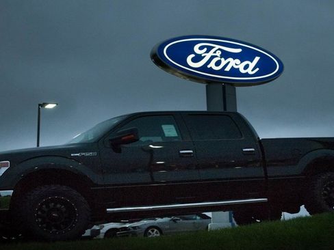 Used 2015 Jeep Wrangler Unlimited Sahara w/ Connectivity Group image 6