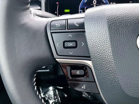 Used 2025 Toyota Camry SE image 17