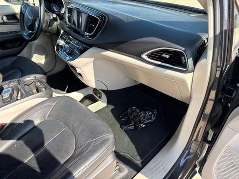 Used 2020 Chrysler Pacifica Touring-L FWD image 11