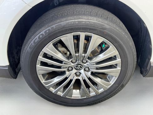 Used 2022 Toyota Venza XLE AWD/4WD image 14