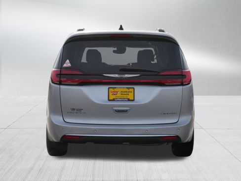 Used 2023 Chrysler Pacifica Limited image 6