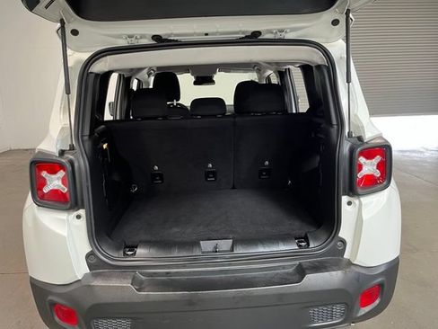 Used 2023 Jeep Renegade Latitude AWD/4WD image 16