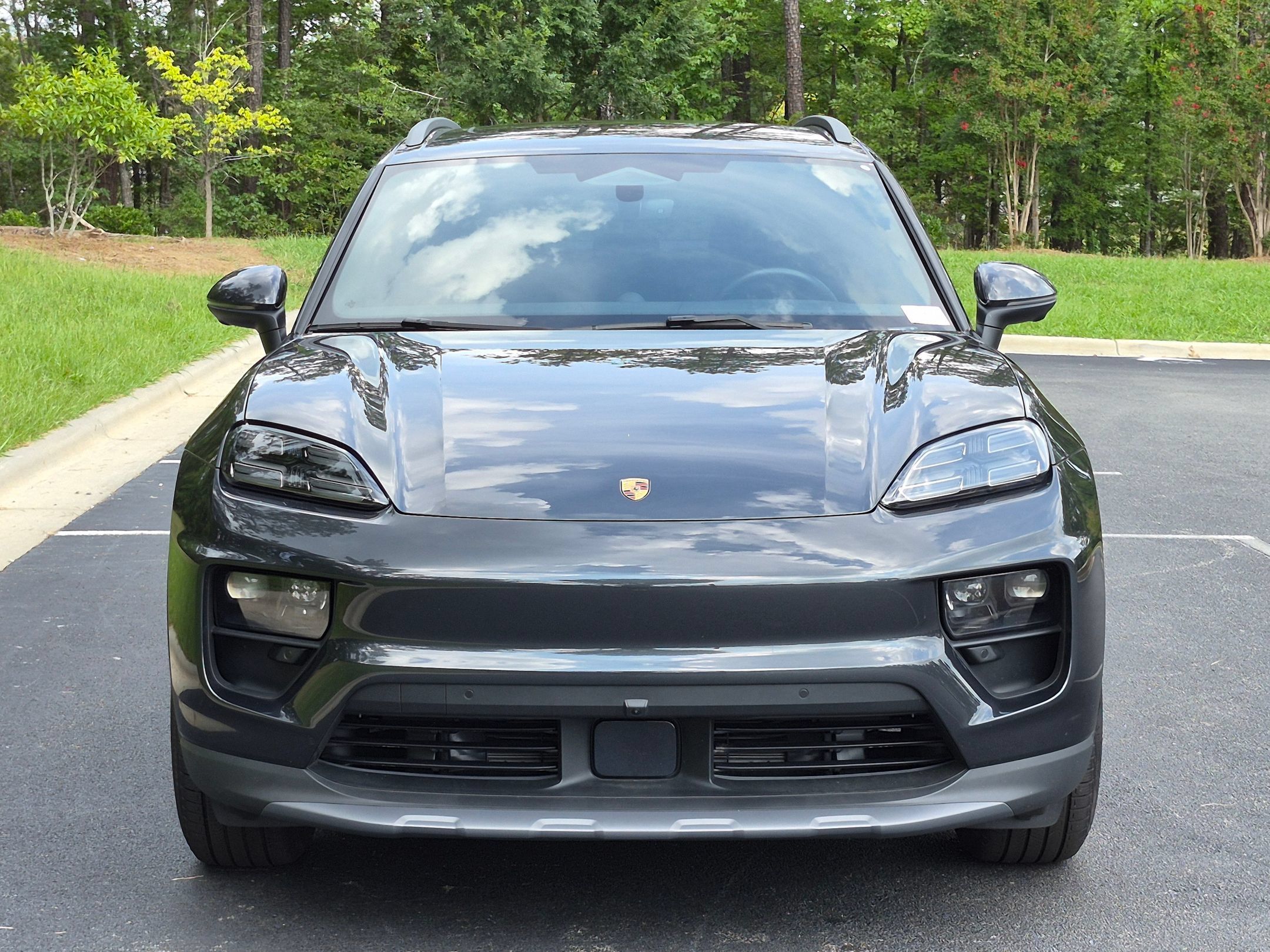 Certified 2025 Porsche Macan 4S Electric AWD/4WD image 36