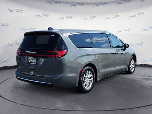 Used 2025 Chrysler Pacifica Select image 5