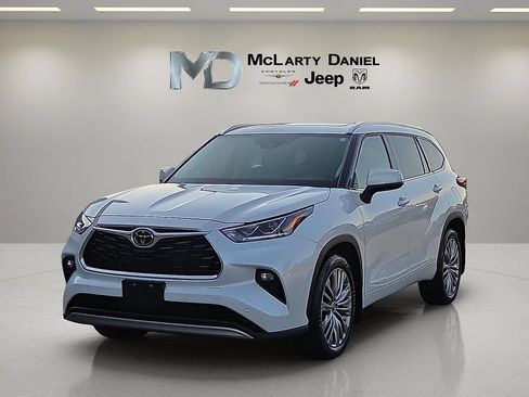 Used 2022 Toyota Highlander Platinum AWD/4WD image 2