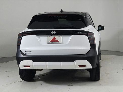 Used 2025 Nissan Kicks SV image 7