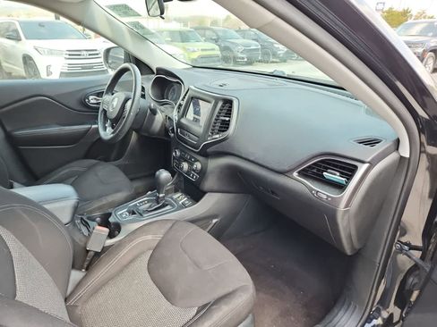 Used 2019 Jeep Cherokee Latitude w/ Popular Appearance Group image 17