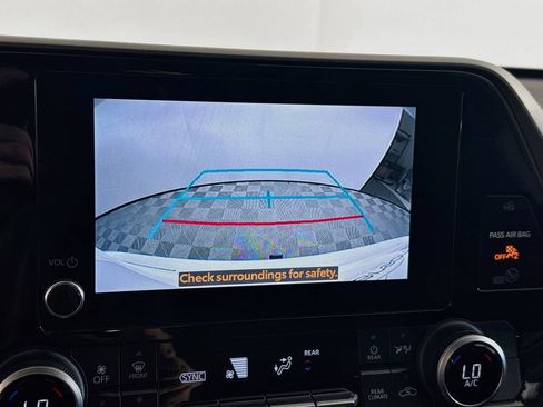 Used 2023 Toyota Highlander LE AWD/4WD image 14