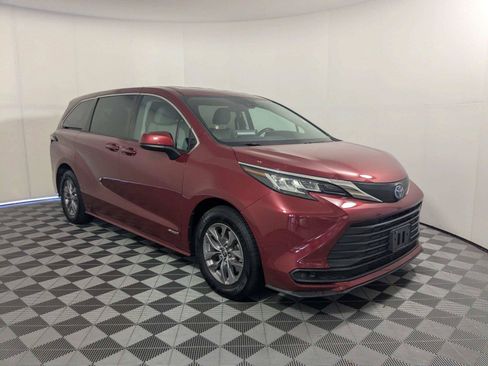 Used 2021 Toyota Sienna LE FWD image 3