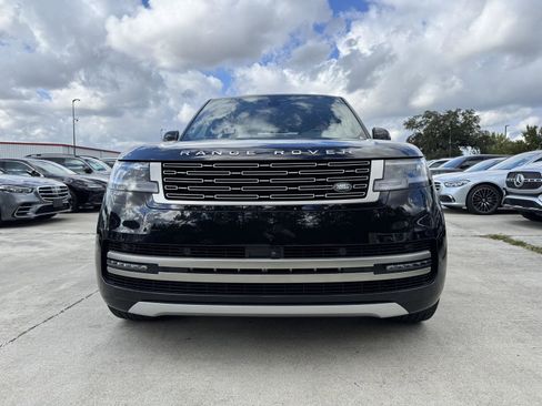 Used 2025 Land Rover Range Rover SE image 2