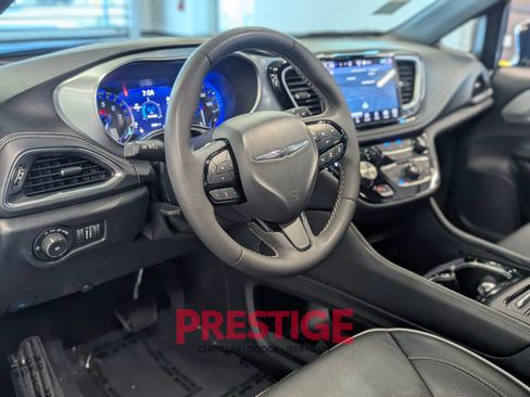 Used 2025 Chrysler Pacifica Limited FWD image 14