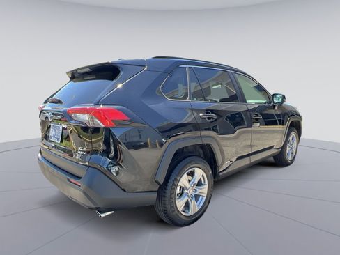 Used 2025 Toyota RAV4 XLE AWD/4WD image 9